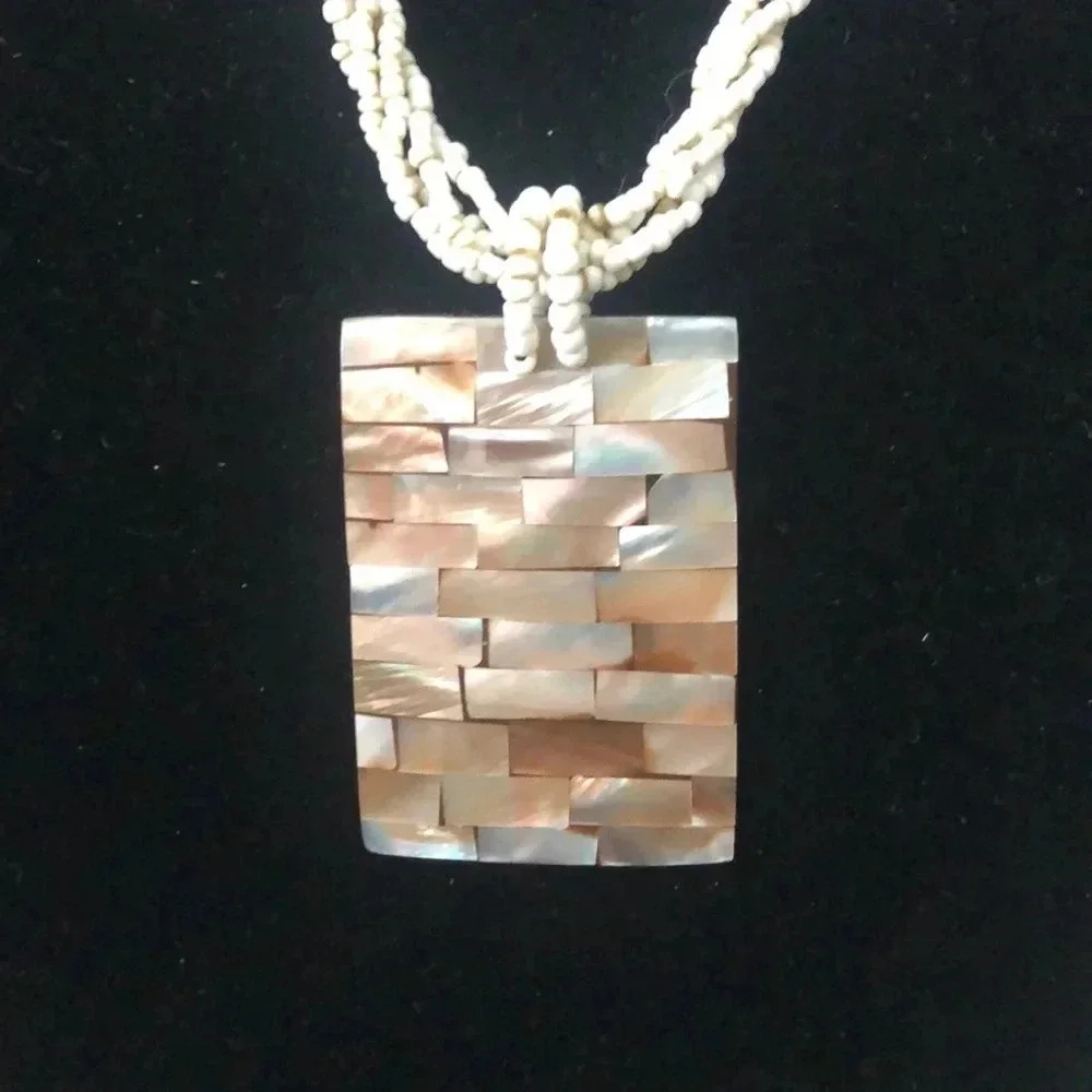 Beachy Shell Necklace‎ - Picture 2 of 3